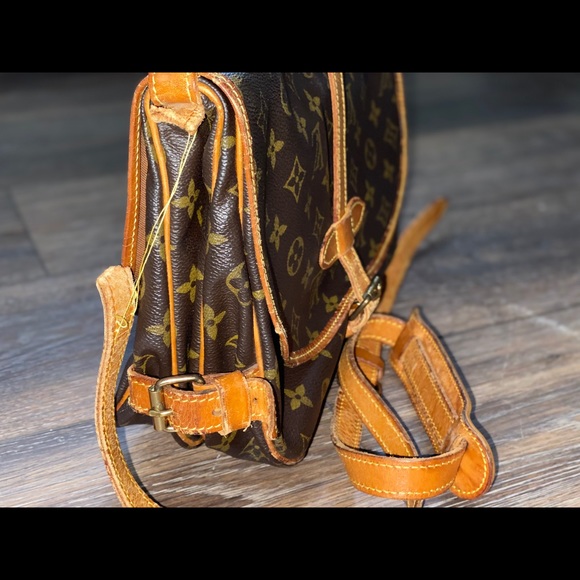 LouisVuitton SaumurCrossbody authenticated by EBTH - Picture 10 of 14